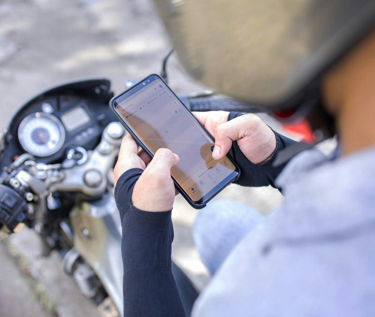 motoqueiro usando celular