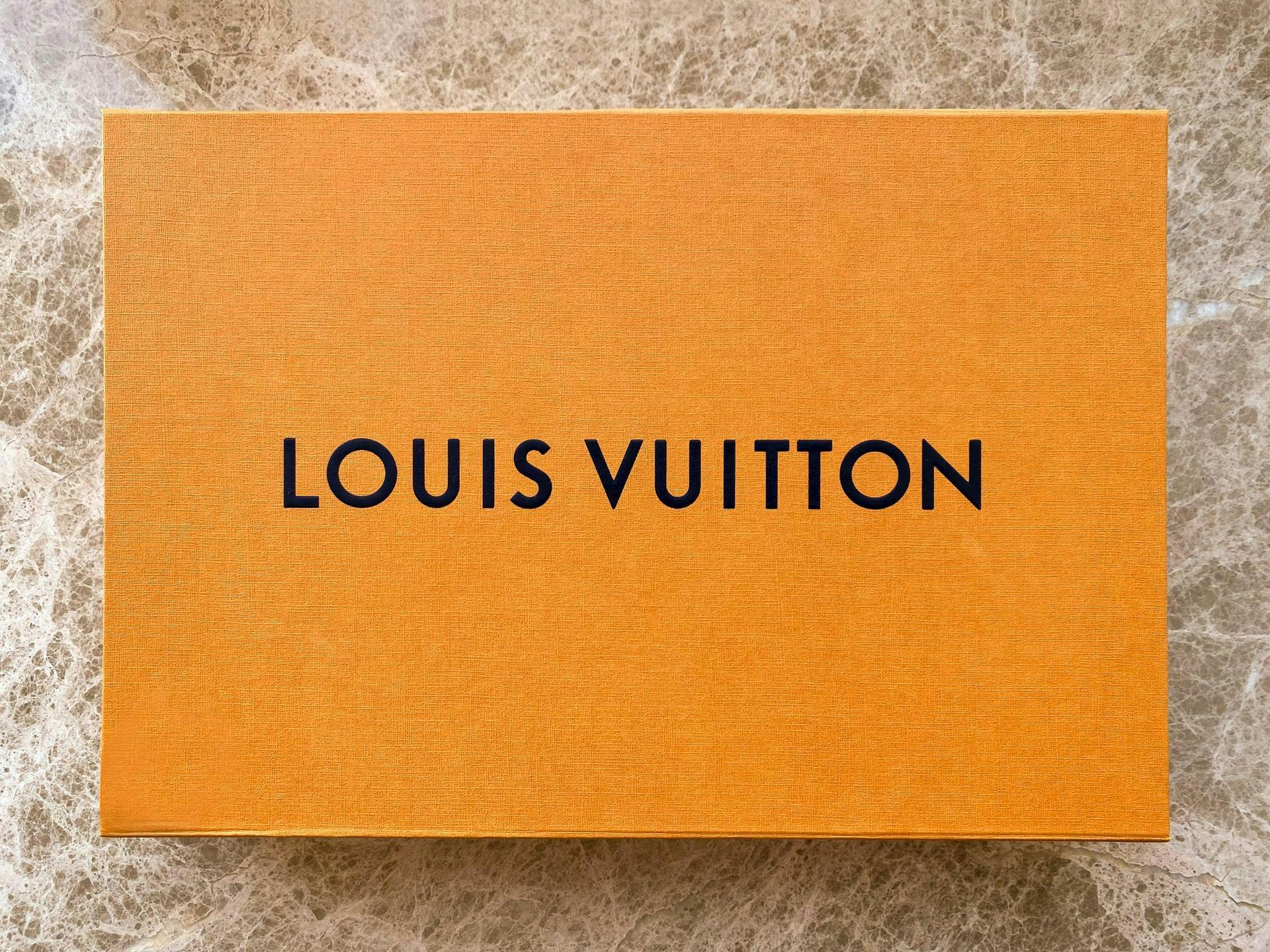 Uma caixa com a marca da Louis Vuitton. Um belo exemplo de nome para empresas.