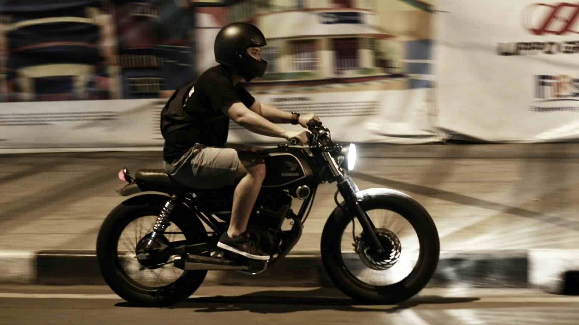 Pilotando moto sem habilitação