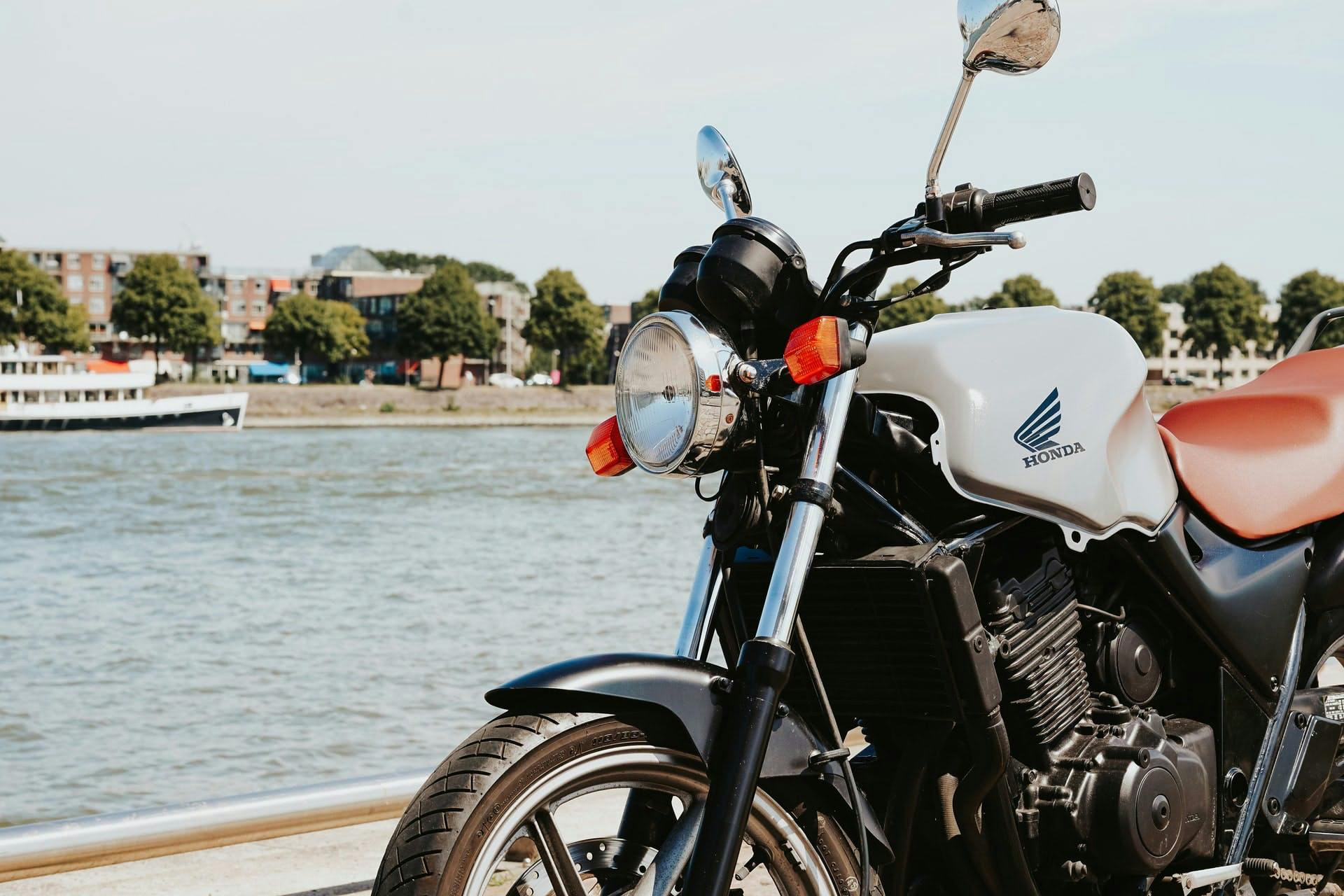 Moto da Honda perto do mar