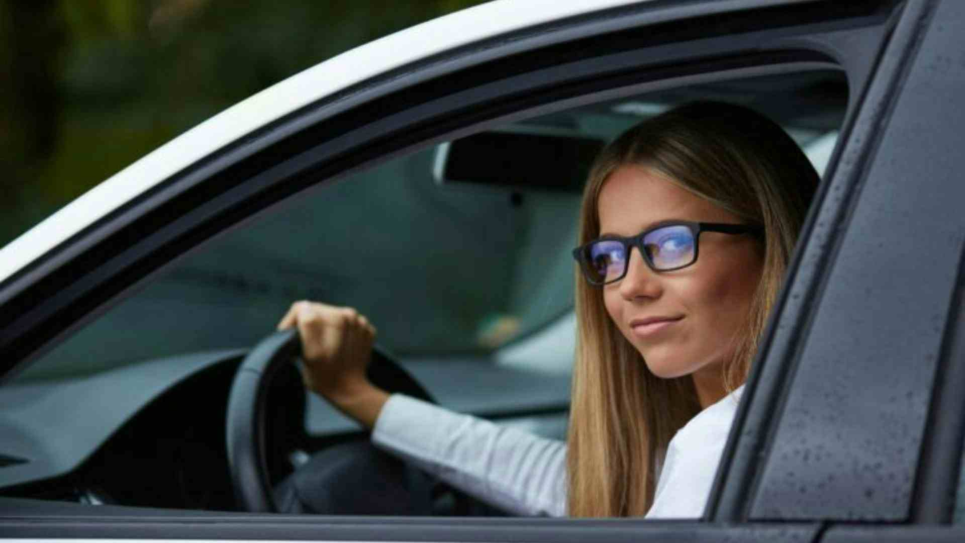 Multa por dirigir sem óculos